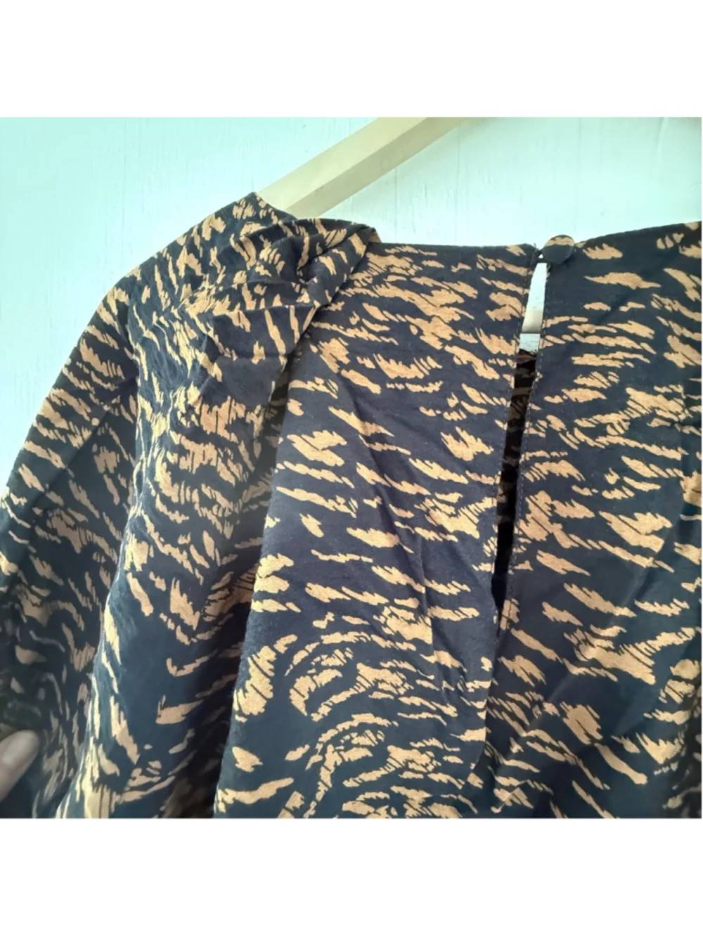 Banana Republic Tiger Print Balloon Sleeve Lightweight Blouse Crop Top L